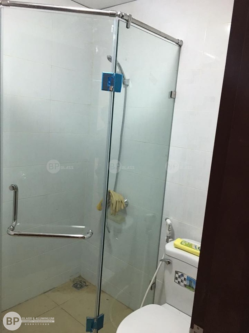 Lắp đặt vách tắm kính vát góc chị Thủy CC Thông Tấn Xã